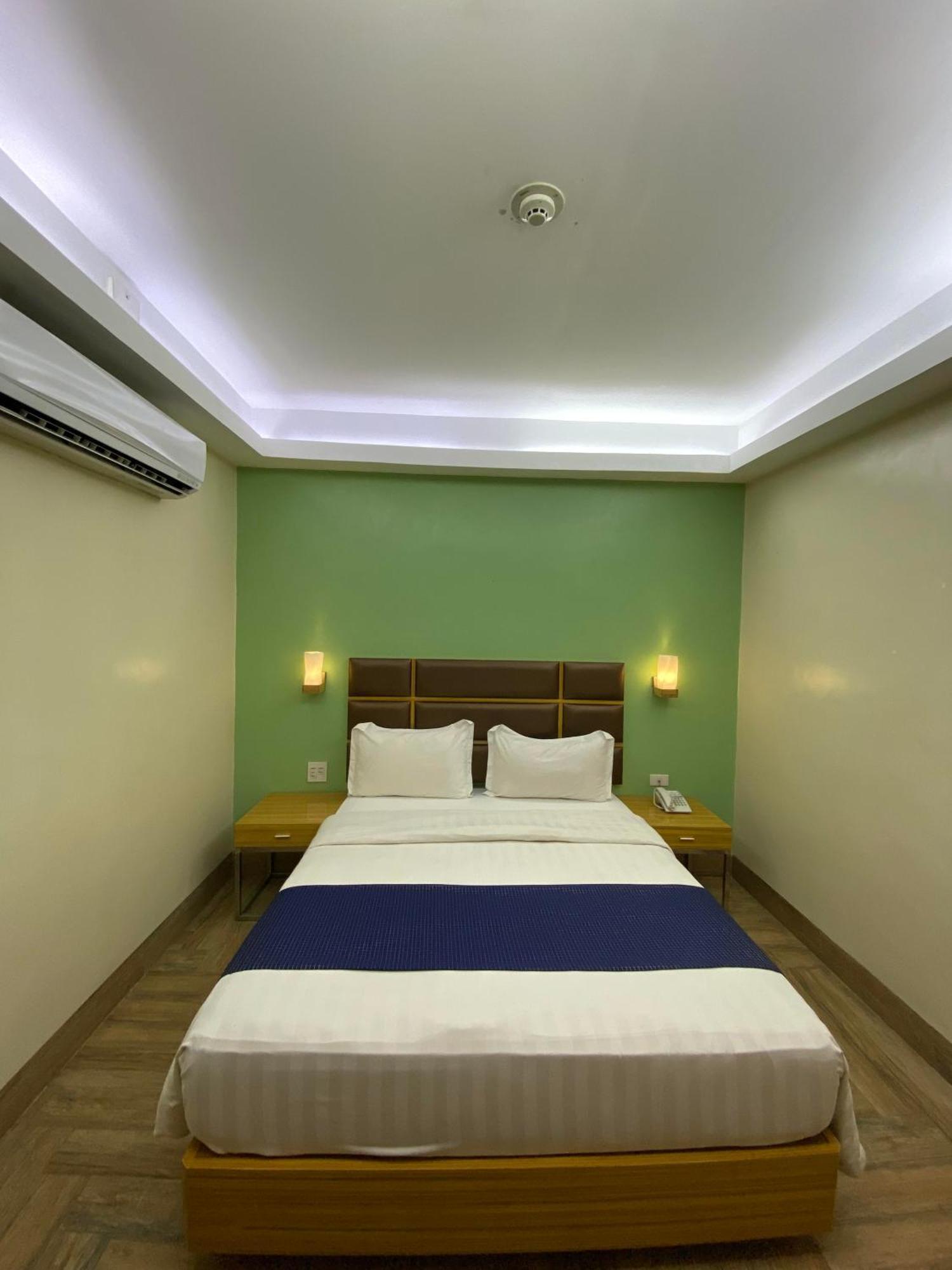 Sun Star Grand Hotel Manila Exterior photo